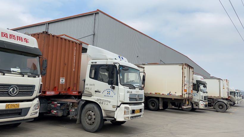 一汽解放卡車(chē)和正大物流卡車(chē)安裝電池保護(hù)器